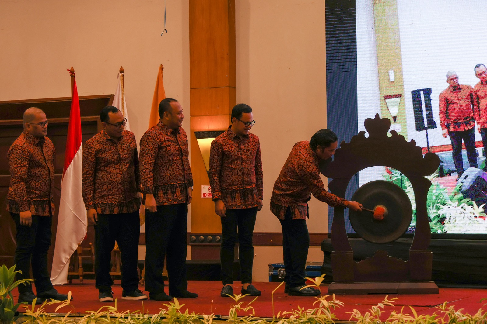 Pj Gubernur Banten Al Muktabar saat membuka Rapat Koordinasi Komisariat Wilayah (Rakorkomwil) Ke-III di Cilegon.