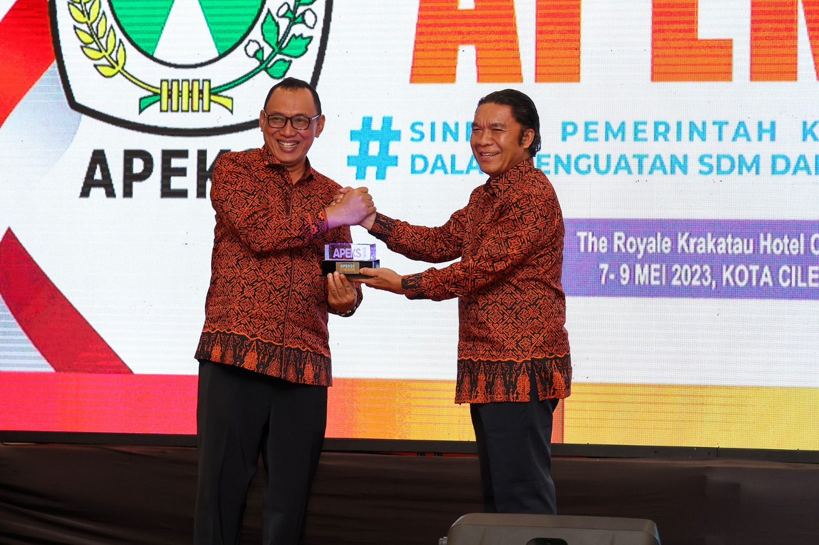 Pj Gubernur Banten Al Muktabar saat bersama Ketua Apeksi Komisariat Wilayah III Dedy Yon Supriyono.