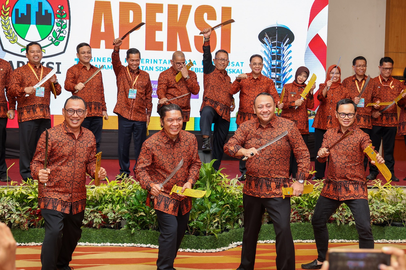 Pj Gubernur Banten Al Muktabar bersama anggota Apeksi saat menunjukan seni budaya golok Banten.