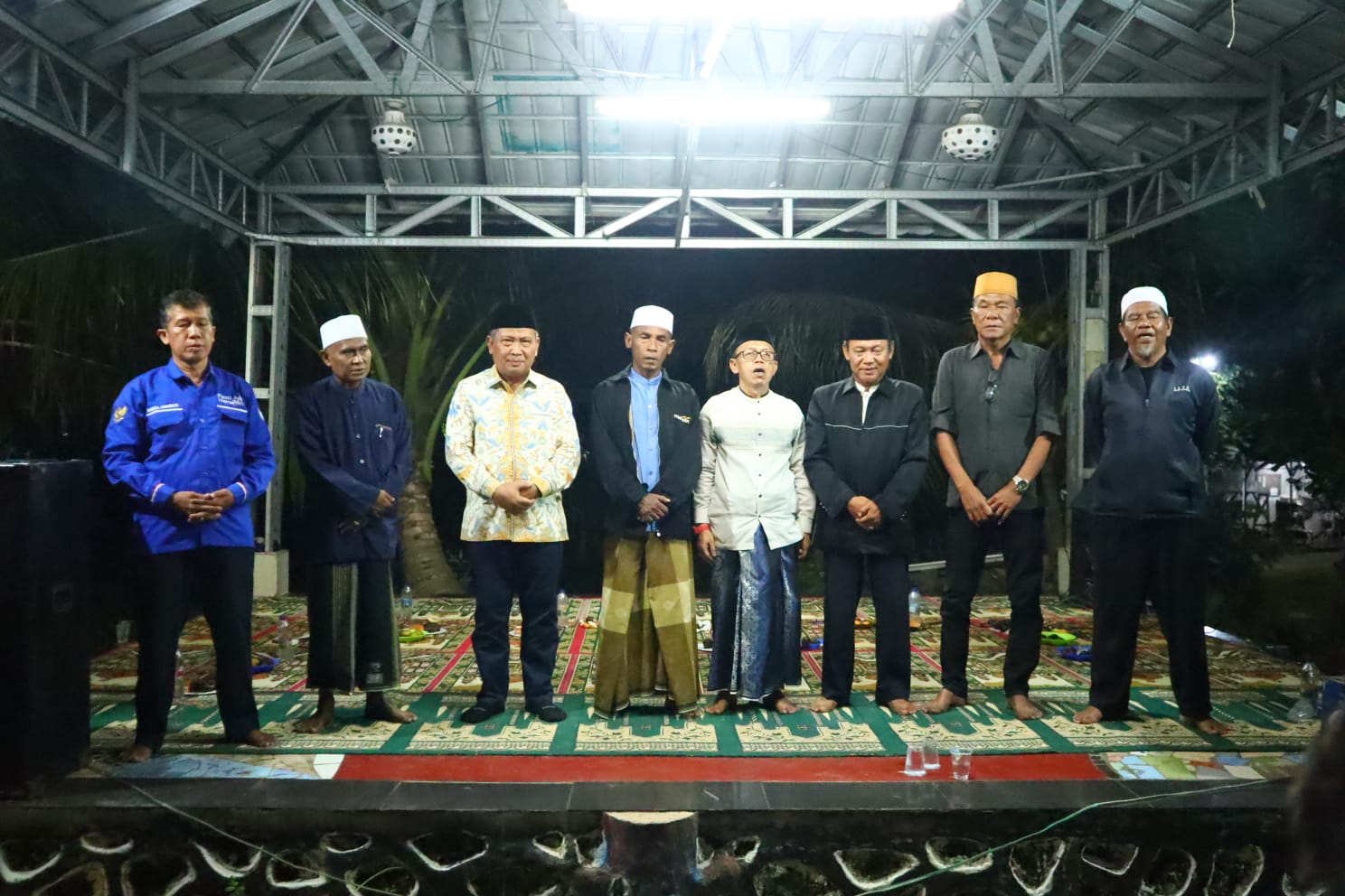 Dewan Muhammad Rizal saat foto bersama tokoh masyarakat Desa Cikasungka.