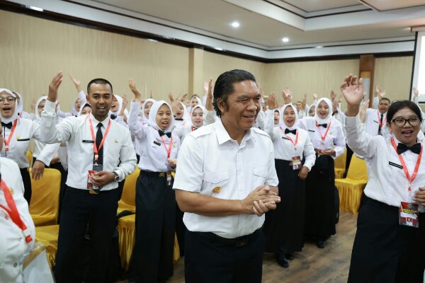 Pj Gubernur Banten Al Muktabar bersama CPNS.