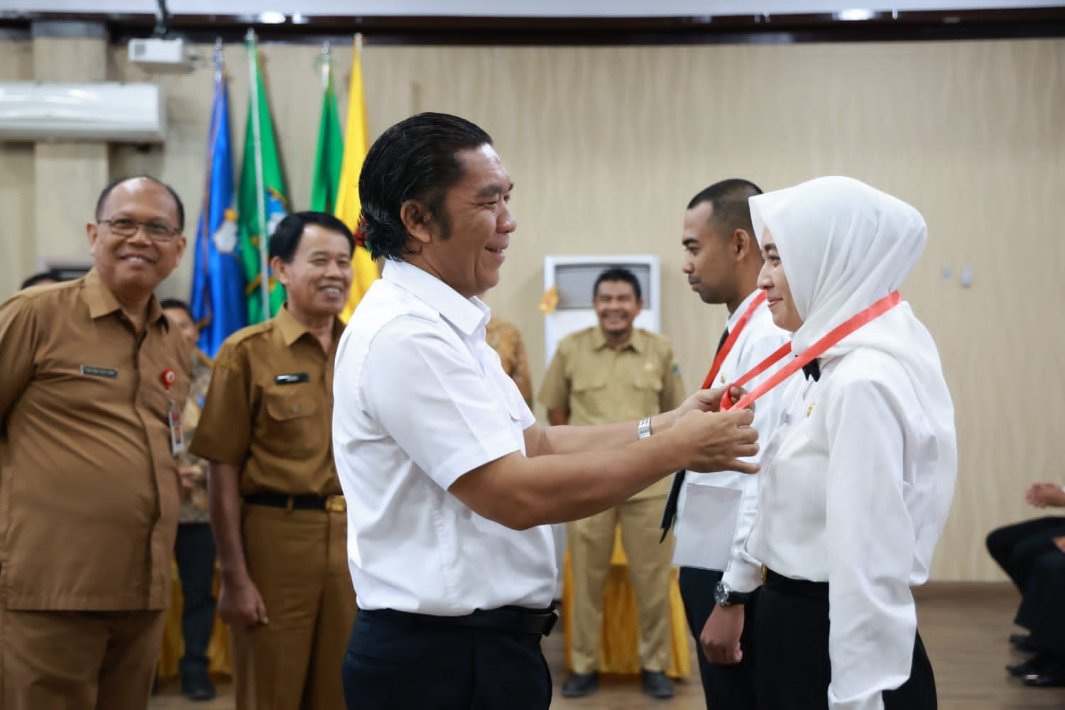 Pj Gubernur Banten Al Muktabar bersama CPNS.