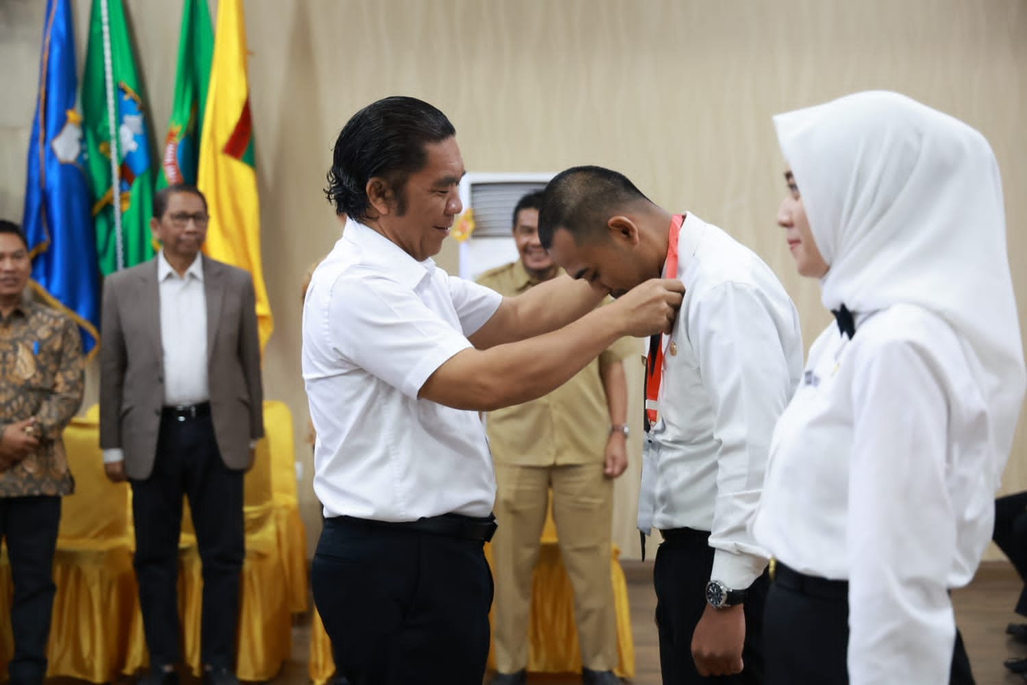 Pj Gubernur Banten Al Muktabar bersama CPNS.