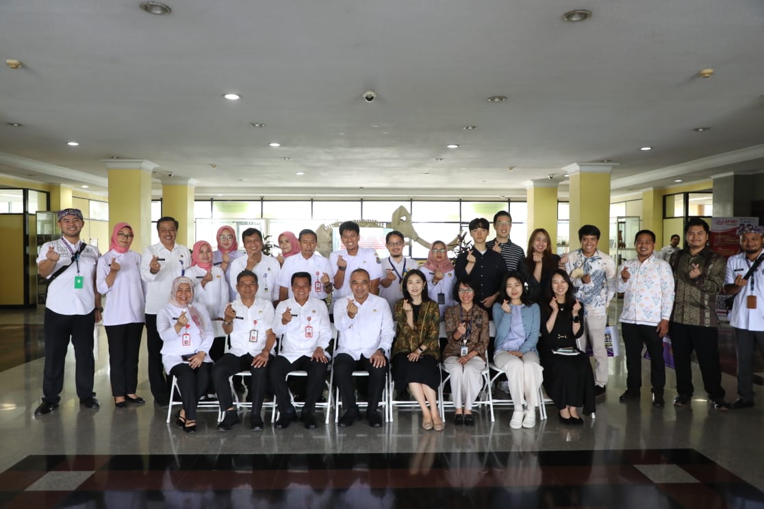 Bupati Zaki saat foto bersama Delegasi Korea International Cooperation Agency.