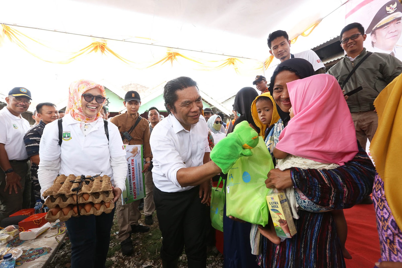 Pj Gubernur Banten Al Muktabar saat mengasuh anak-anak masyarakat.