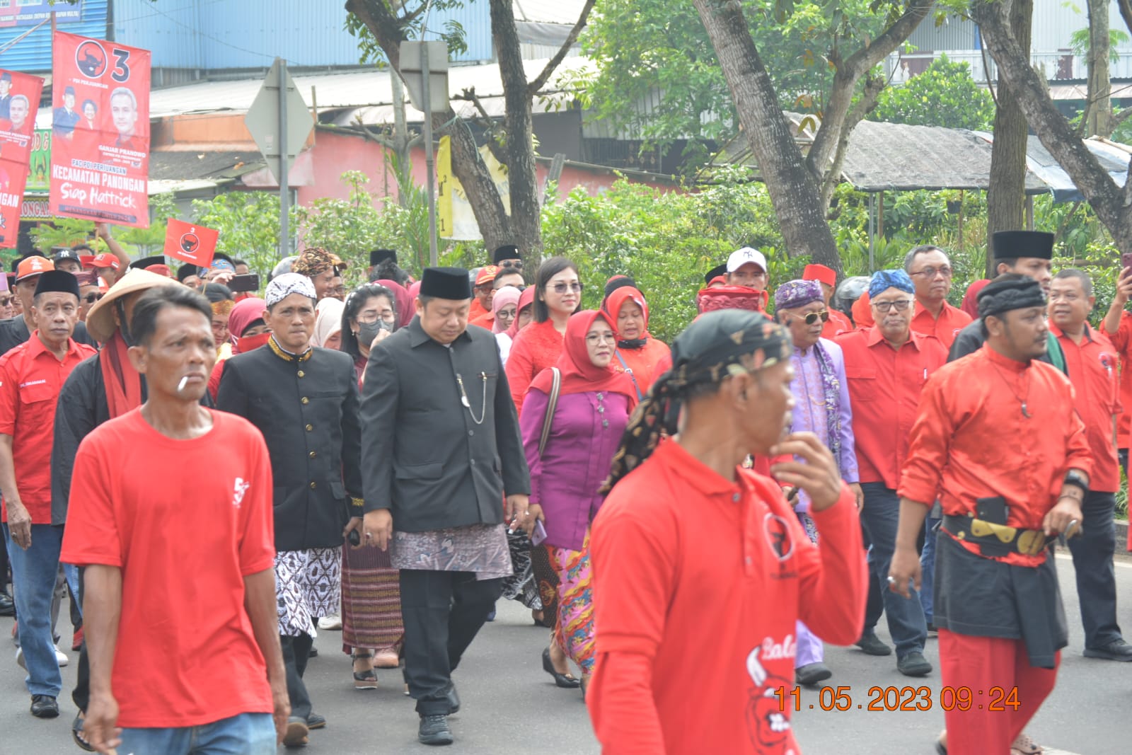 Pawai DPC PDI Perjuangan Kabupaten Tangerang saat berjalan menuju ke KPU.