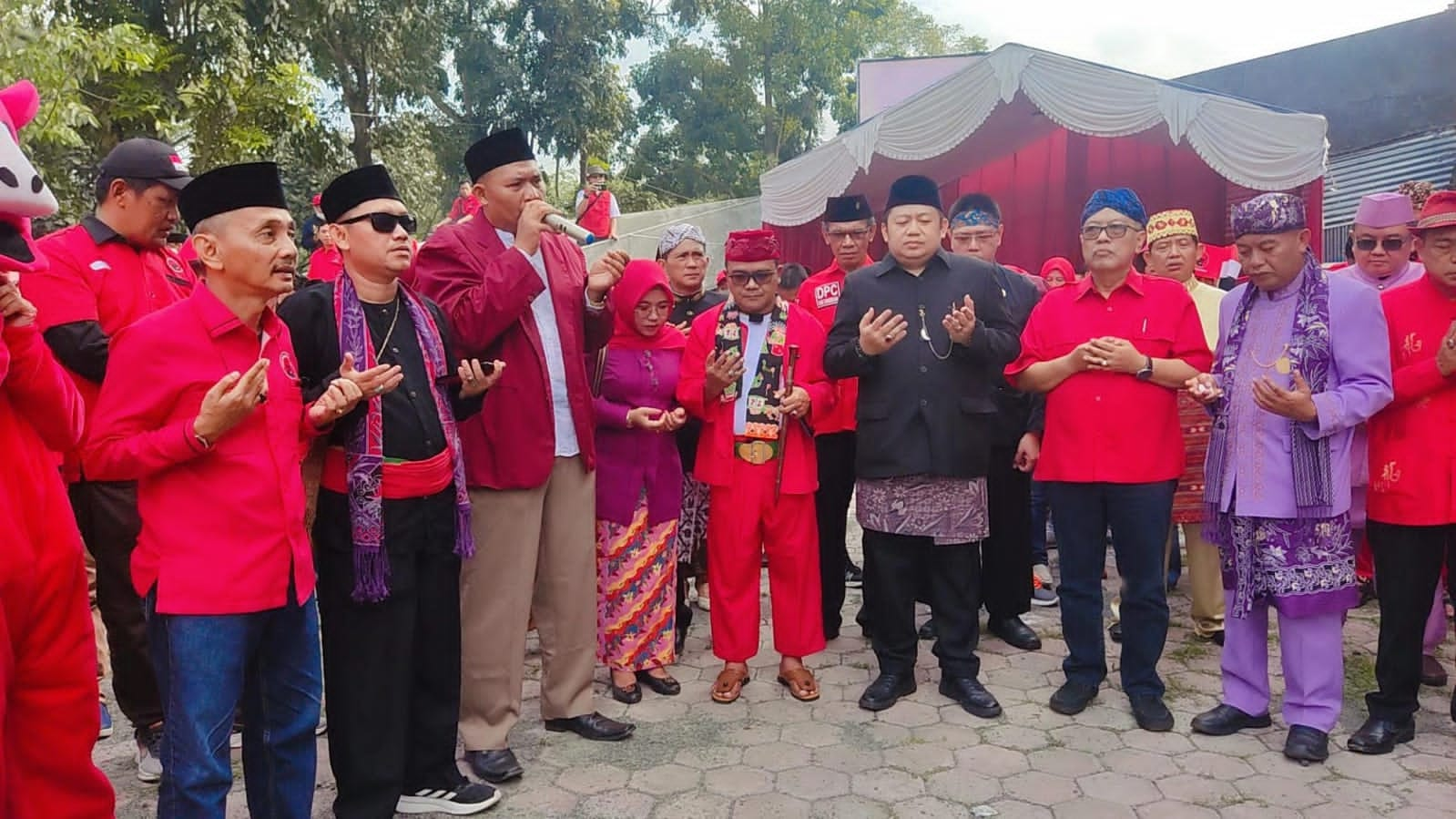 DPC PDI Perjuangan Kabupaten Tangerang saat berdoa menuju ke KPU.