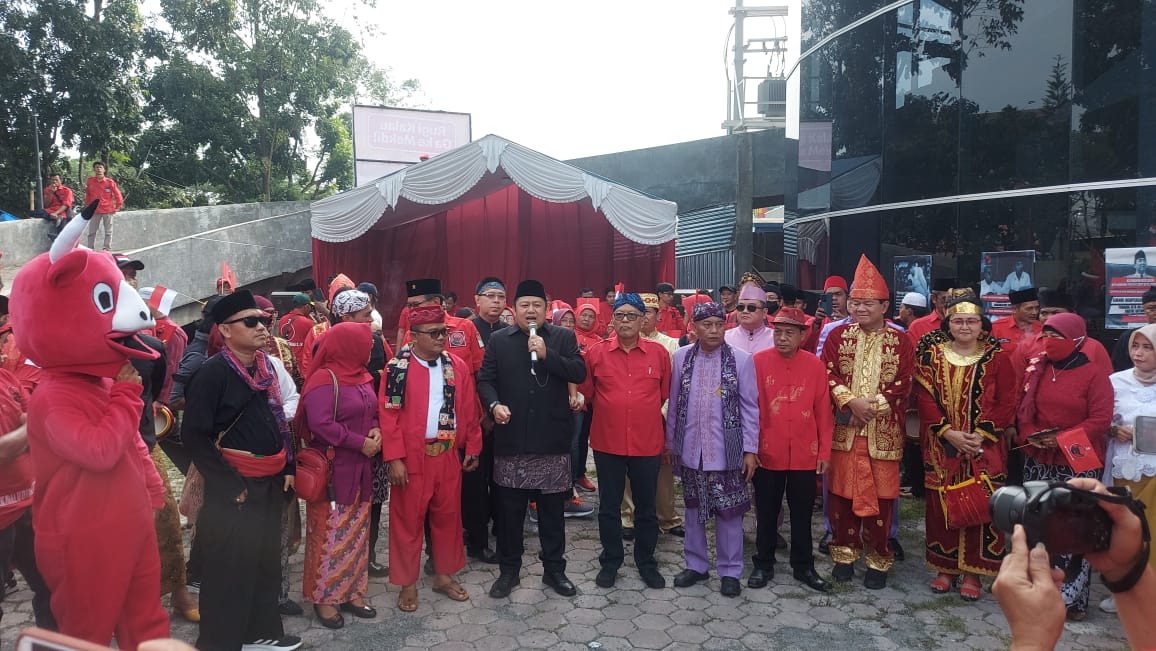 Pawai DPC PDI Perjuangan Kabupaten Tangerang saat berjalan menuju ke KPU.