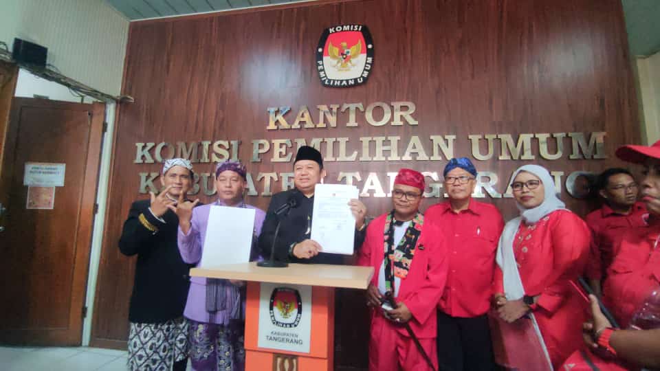 Ketua DPC PDI Perjuangan Kabupaten Tangerang Irvansyah bersama jajarannya saat jumpa pers di KPU.