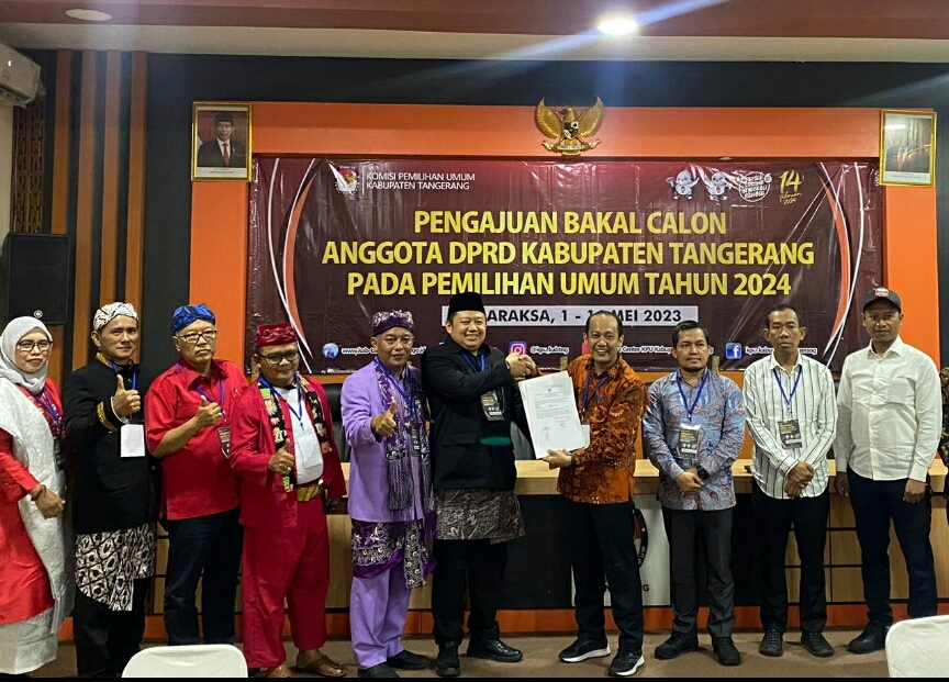 DPC PDI Perjuangan Kabupaten Tangerang saat mendaftarkan 55 bacaleg ke KPU.