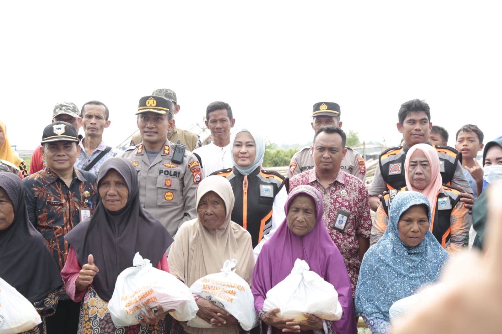 Bupati Irna saat memberikan sembako untuk warganya.