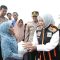 Bupati Irna saat memberikan sembako untuk warganya.
