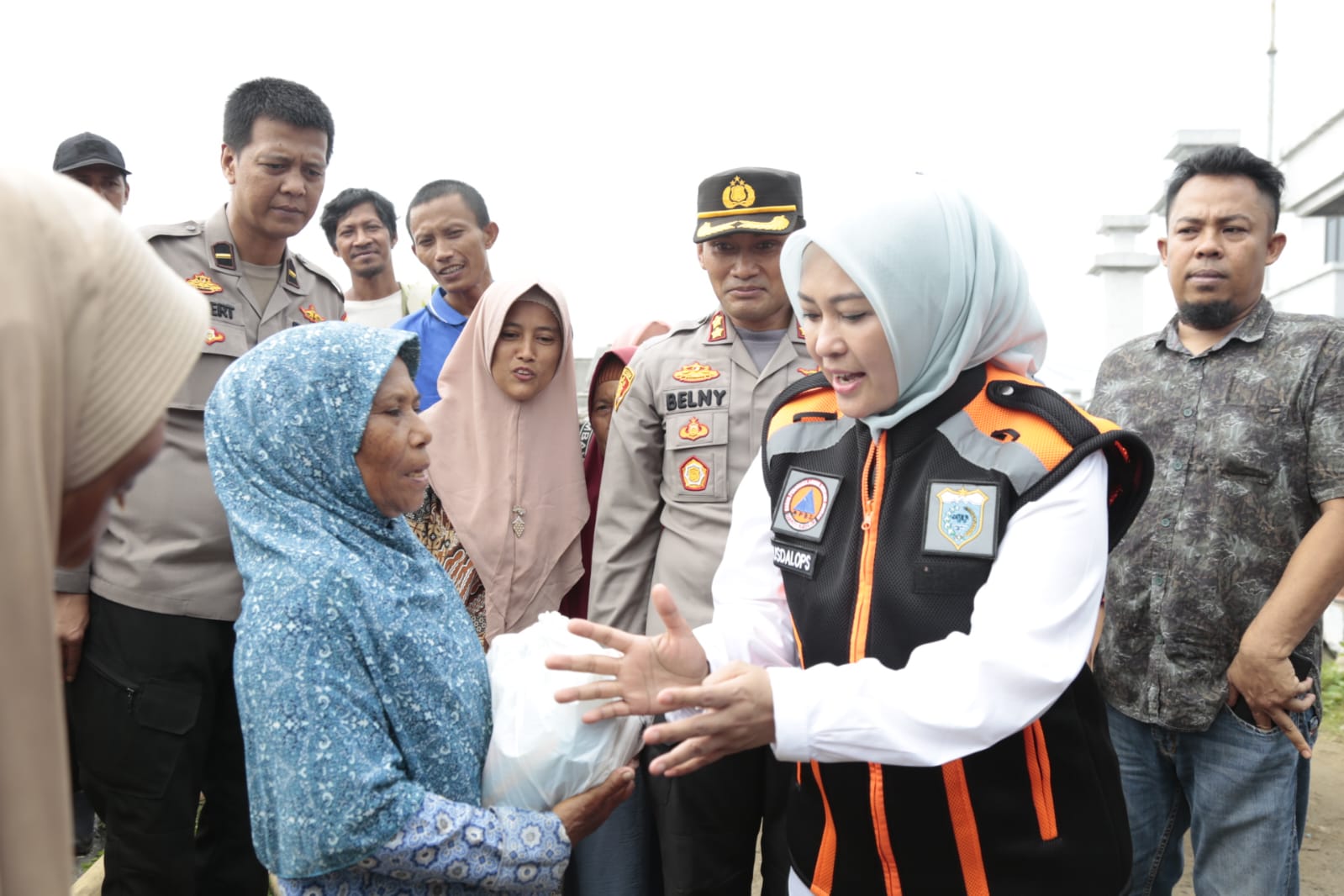 Bupati Irna Monitoring Lokasi Gempa di Sumur Pandeglang Sambil Berikan Bantuan Sembako ke Warganya