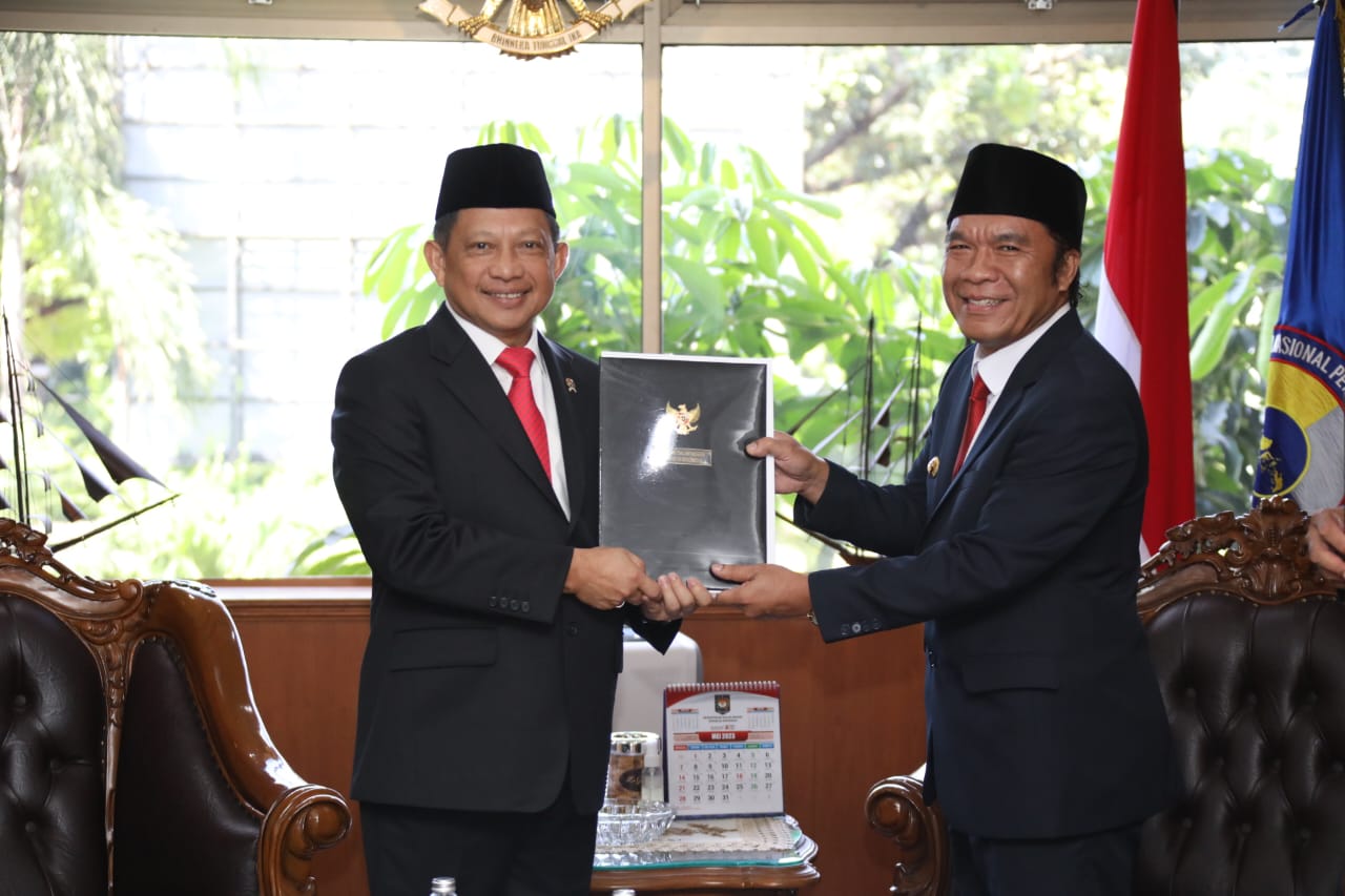 Mendagri Tito bersama Pj Gubernur Banten Al Muktabar.