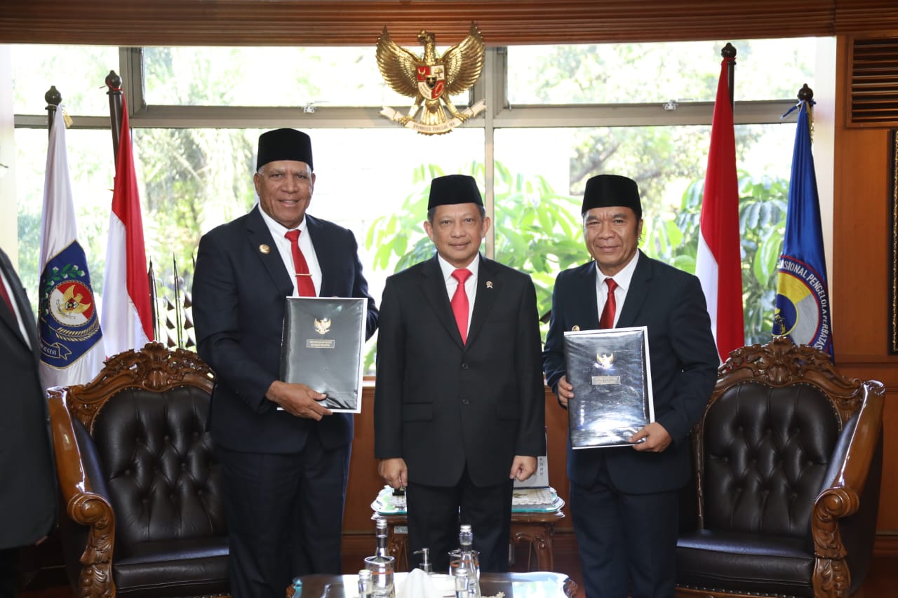 Mendagri Tito bersama Pj Gubernur Banten Al Muktabar dan Pj Gubernur Provinsi Papua Barat Paulus Waterpauw.