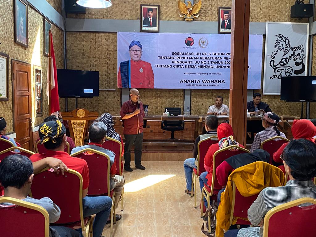 Ananta Wahana saat menyampaikan materi sosialisasi undang-undang cipta kerja.