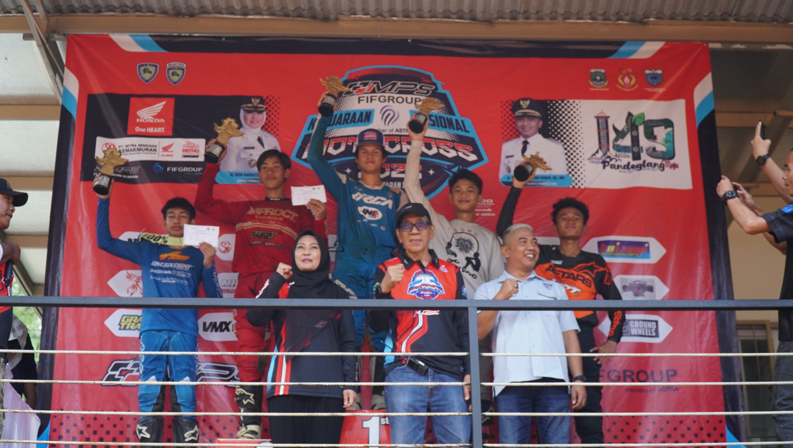 Bupati Irna saat foto bersama rider motocross.