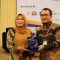 Bupati Irna saat diberikan piagam oleh Ketua Ikatan Dokter Indonesia (IDI) Cabang Pandeglang Dr.Irwan Mulyantara.
