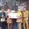 Bupati Irna saat memberikan simbolis hadiah umroh.