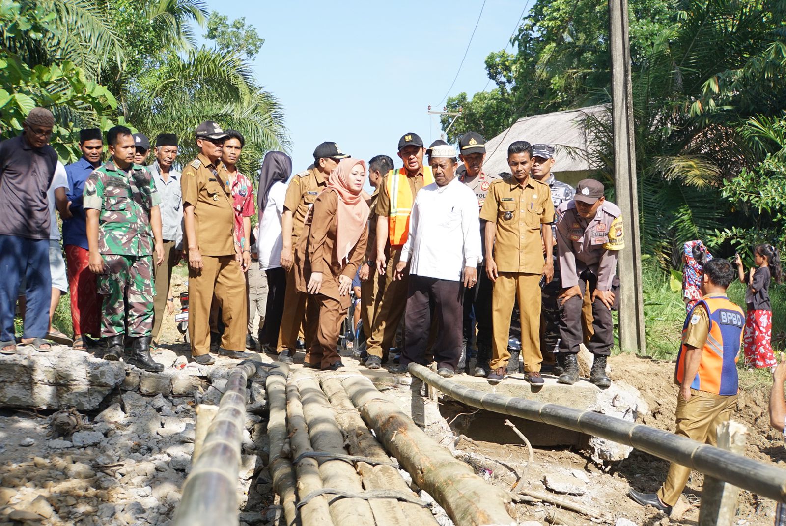 Bupati Pandeglang Irna Narulita saat meninjau jembatan Cisangku yang Ambruk.