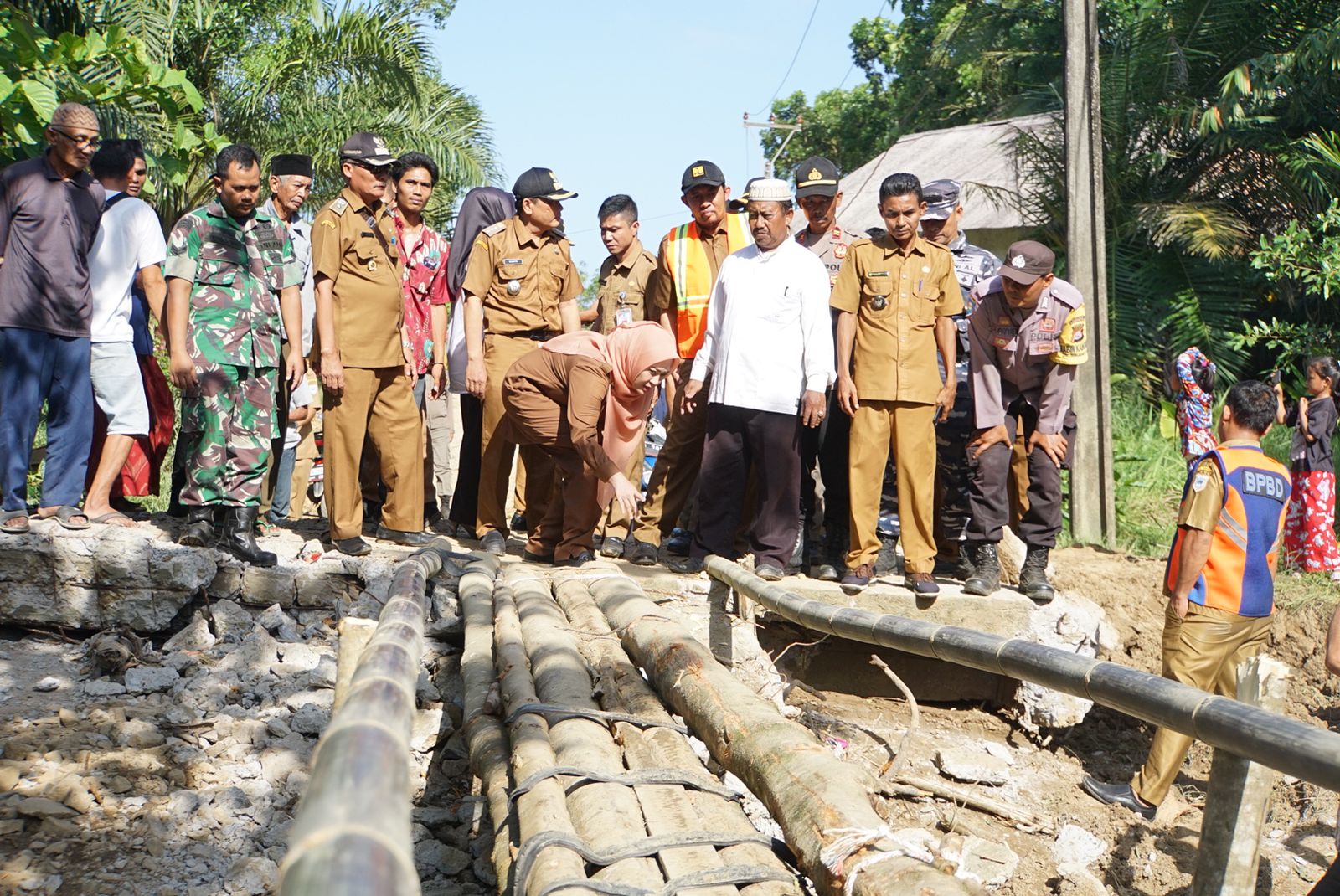 Bupati Irna Pastikan Jembatan Cisangku yang Ambruk Segera Dibangun