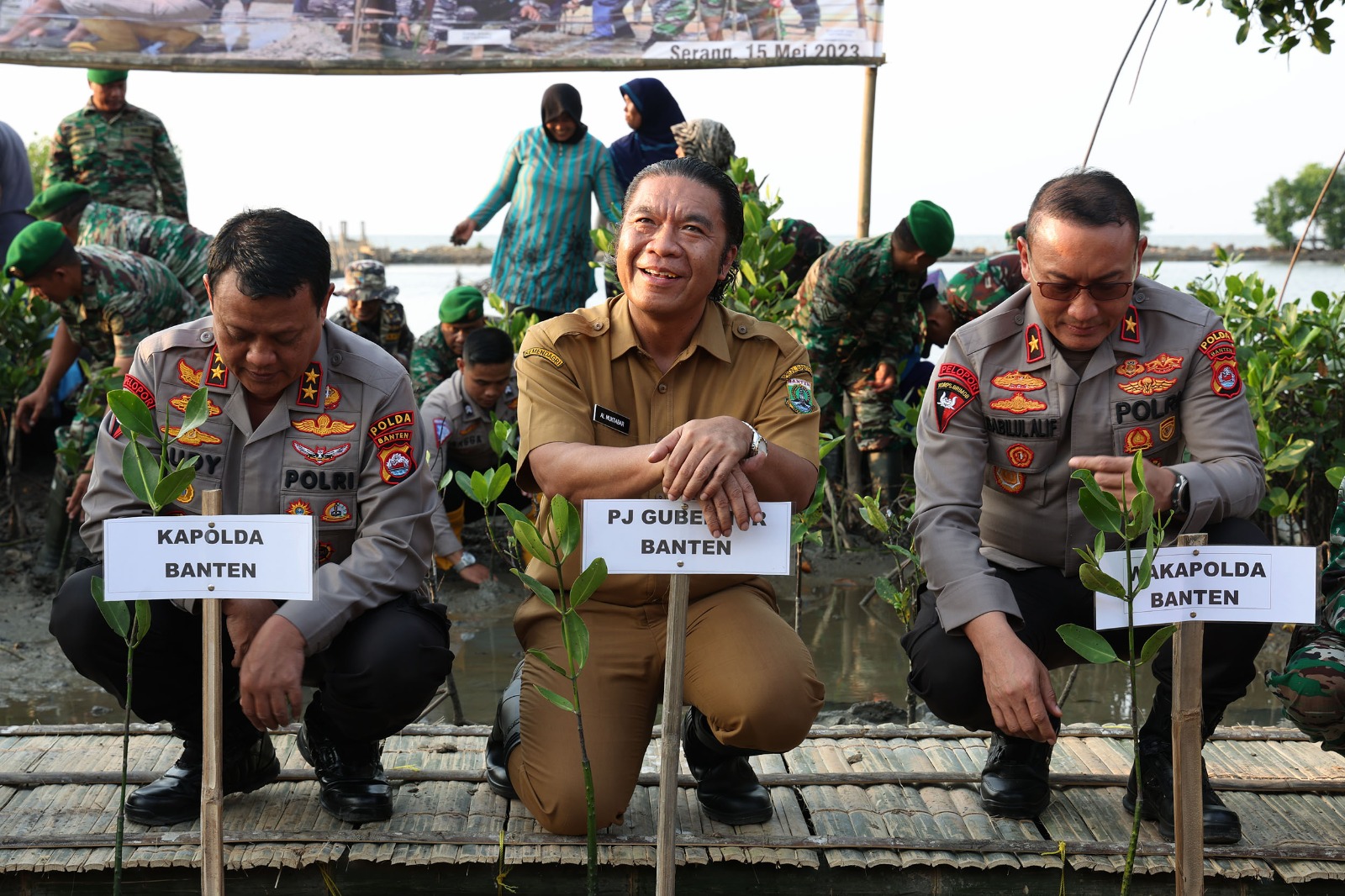 Pj Gubernur Banten Al Muktabar saat menanam Mangrove.