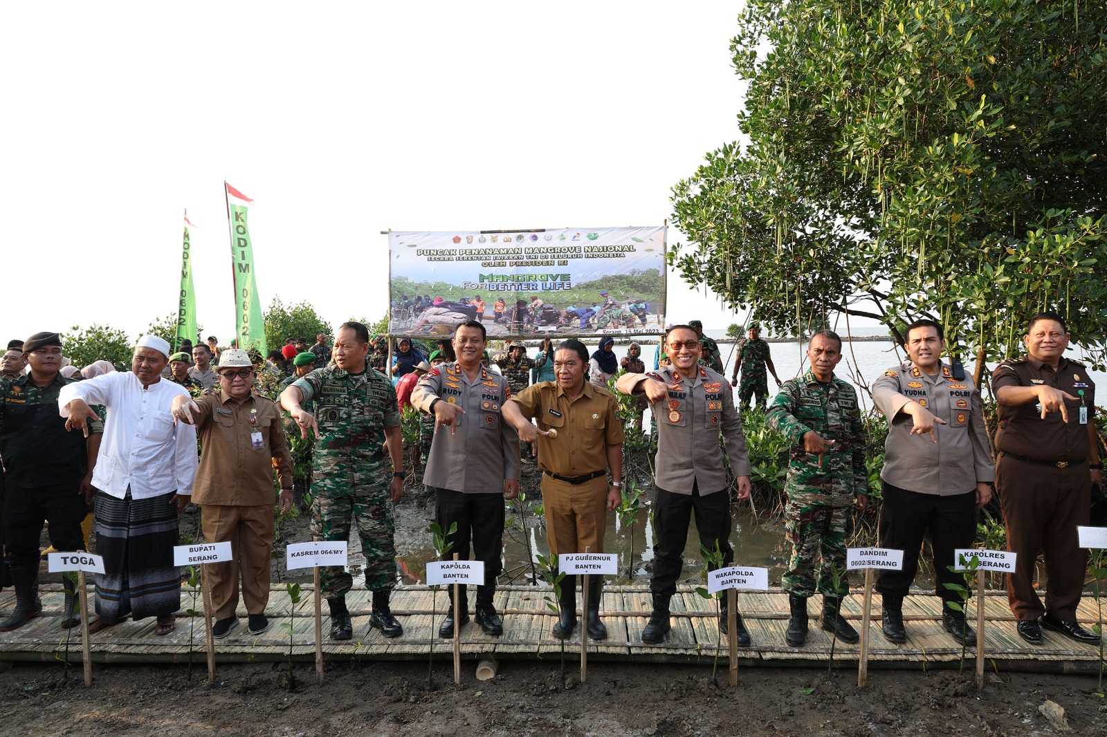 Pj Gubernur Banten Al Muktabar bersama jajarannya saat menanam Mangrove.