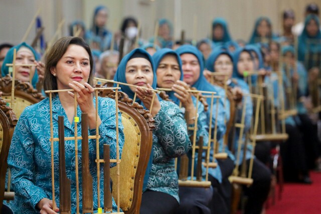 TP PKK Provinsi Banten Latihan Memainkan Budaya Seni Angklung