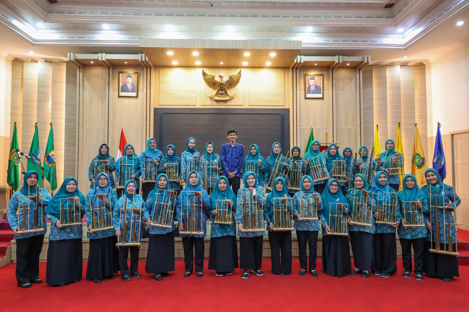 Pelatihan seni budaya angklung.