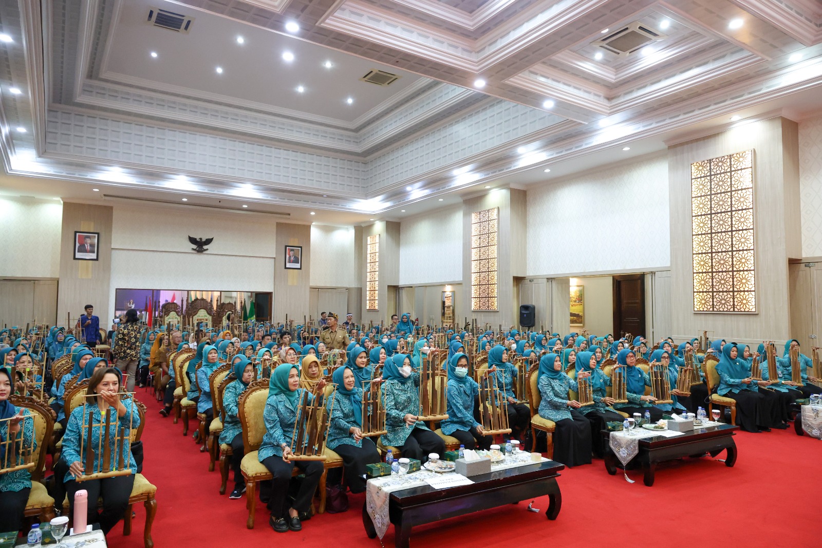 Pelatihan seni budaya angklung.