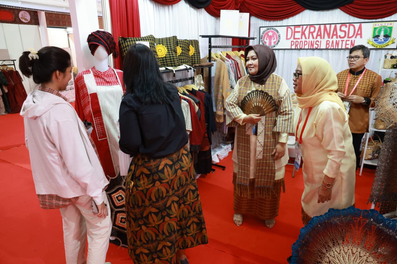 Stand Produk Provinsi Banten di perayaan HUT Dewan Kerajinan Nasional (Dekranas) Ke- 43 di Kota Medan.