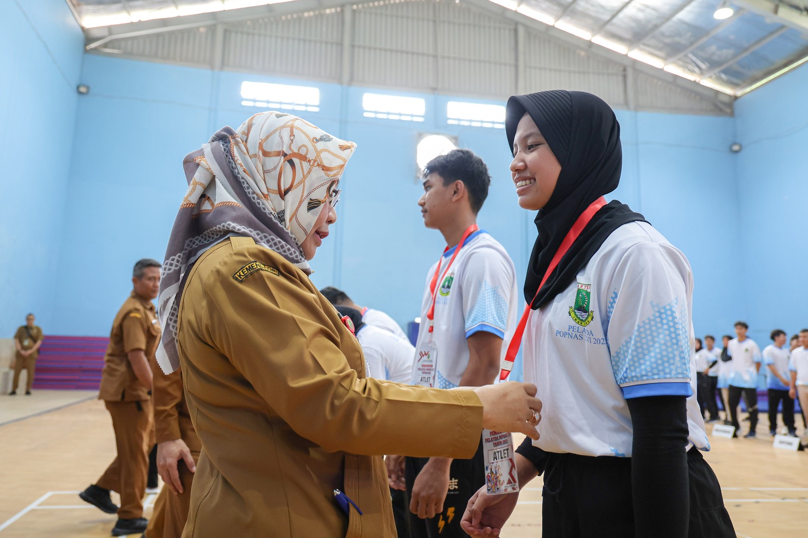 Plh Sekda Virgojanti saat mengukuhkan para Atlet Pelatda Provinsi Banten.