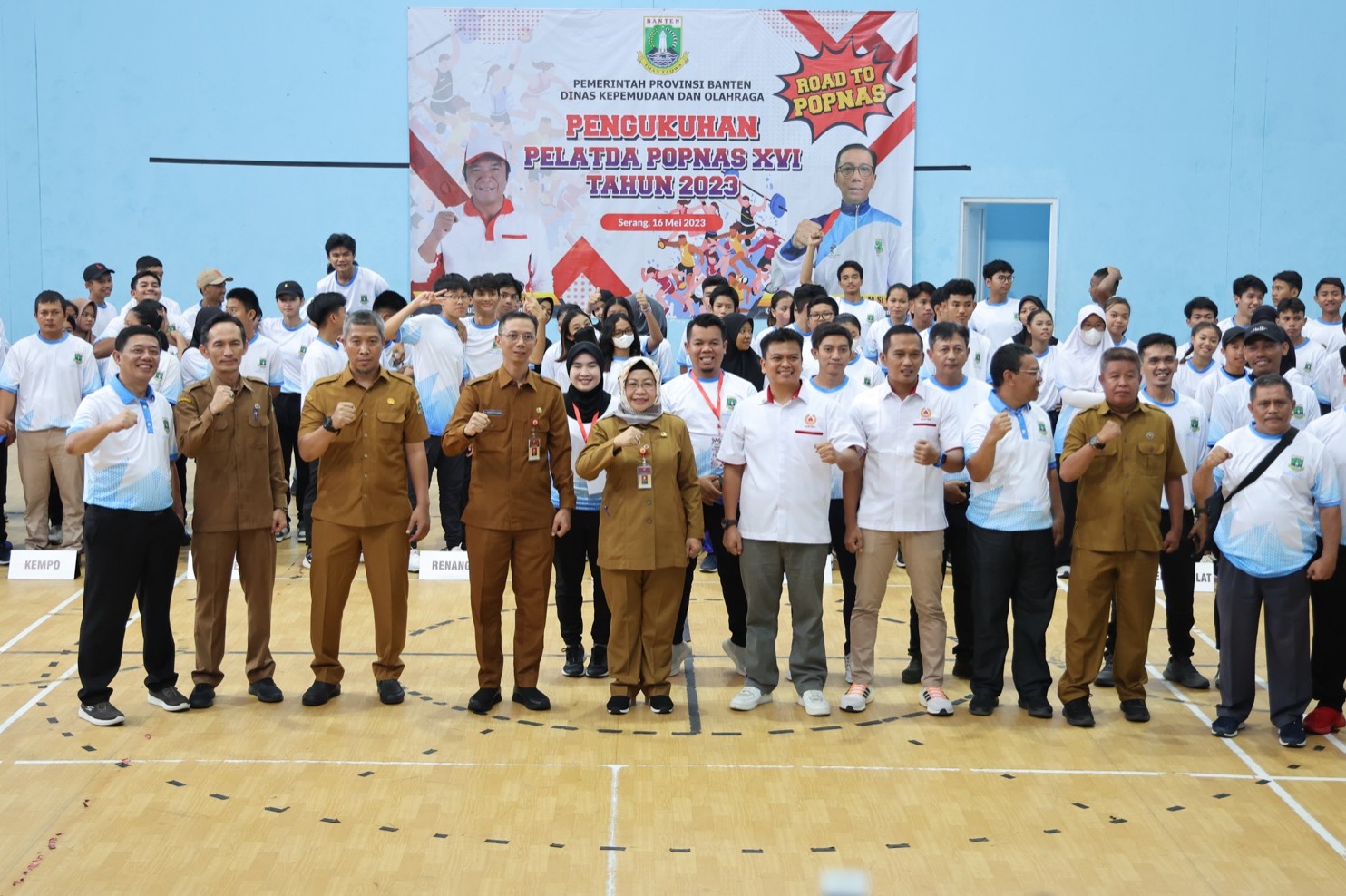 Plh Sekda Virgojanti saat foto bersama para Atlet Pelatda Provinsi Banten.