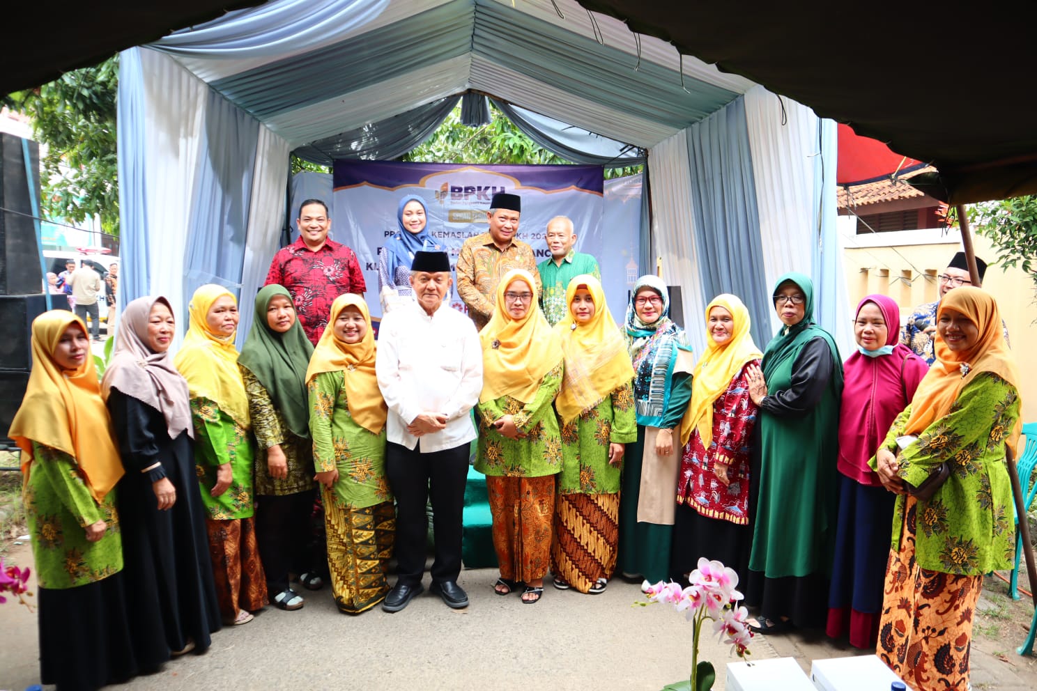 Dewan Muhammad Rizal dan Ketua Pengurus Pusat Muhammadiyah Anwar Abbas saat foto bersama masyarakat.