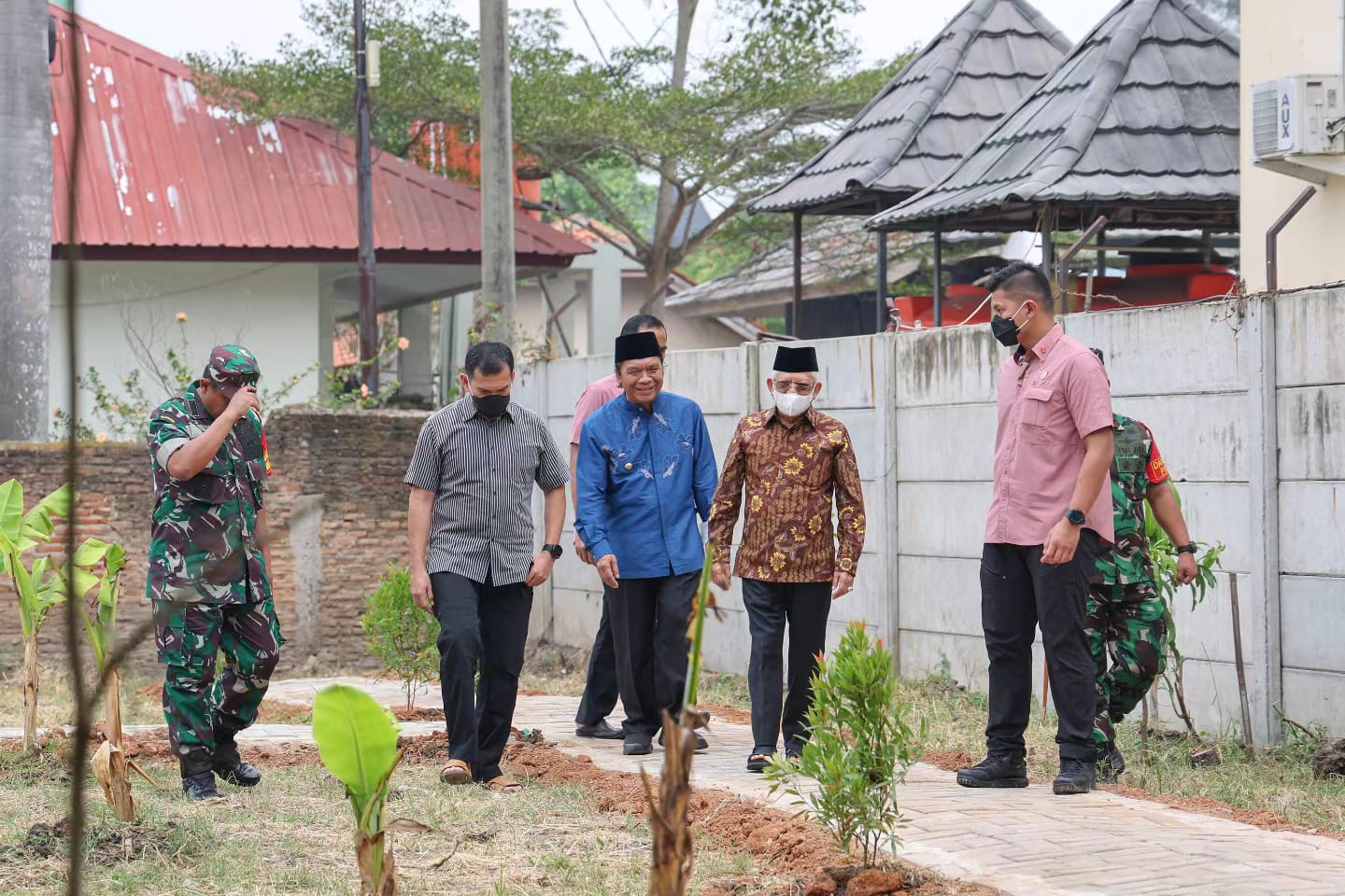 Wakil Presiden RI KH Ma'ruf Amin bersama Pj Gubernur Banten Al Muktabar di Tanara.