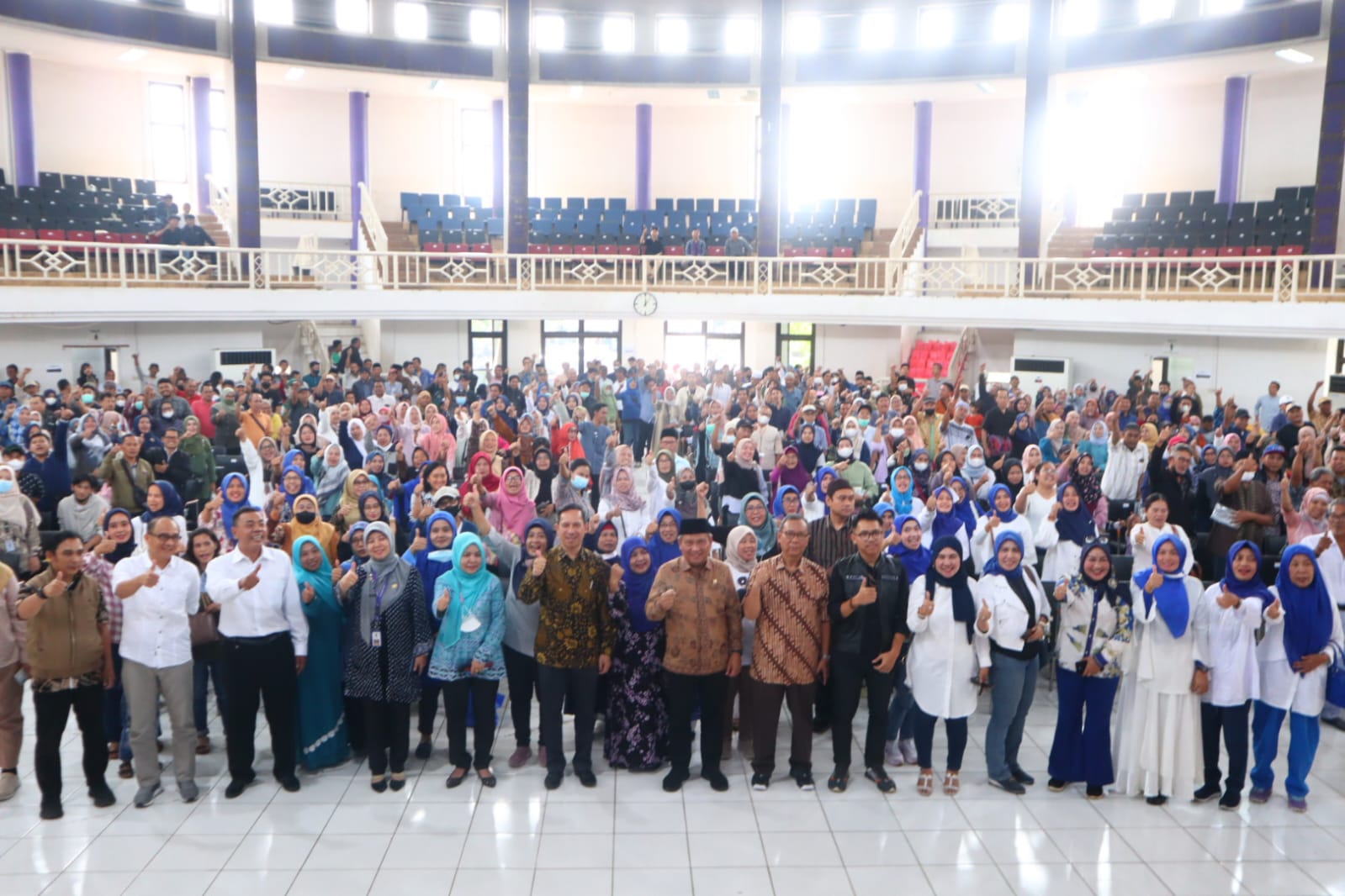 Dewan Muhammad Rizal dan narasumber saat foto bersama masyarakat.