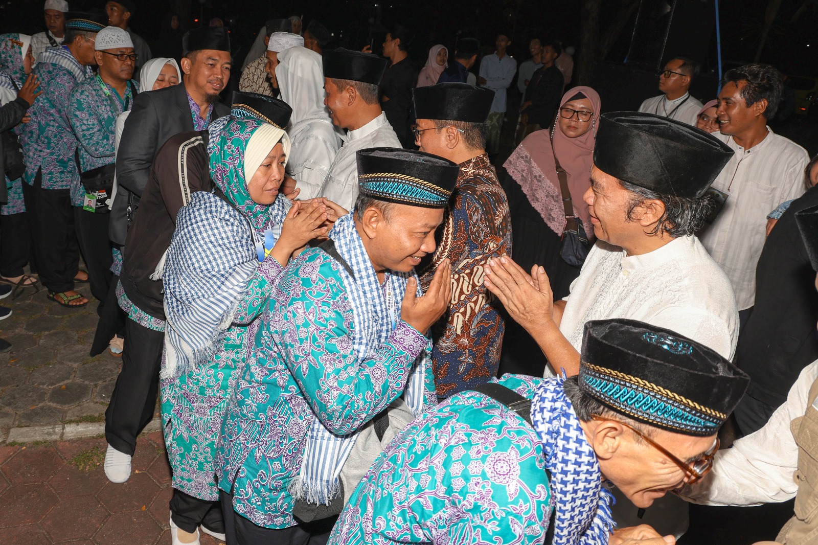 Al Muktabar dan Dewan Yandri Susanto saat bersama jamaah haji.