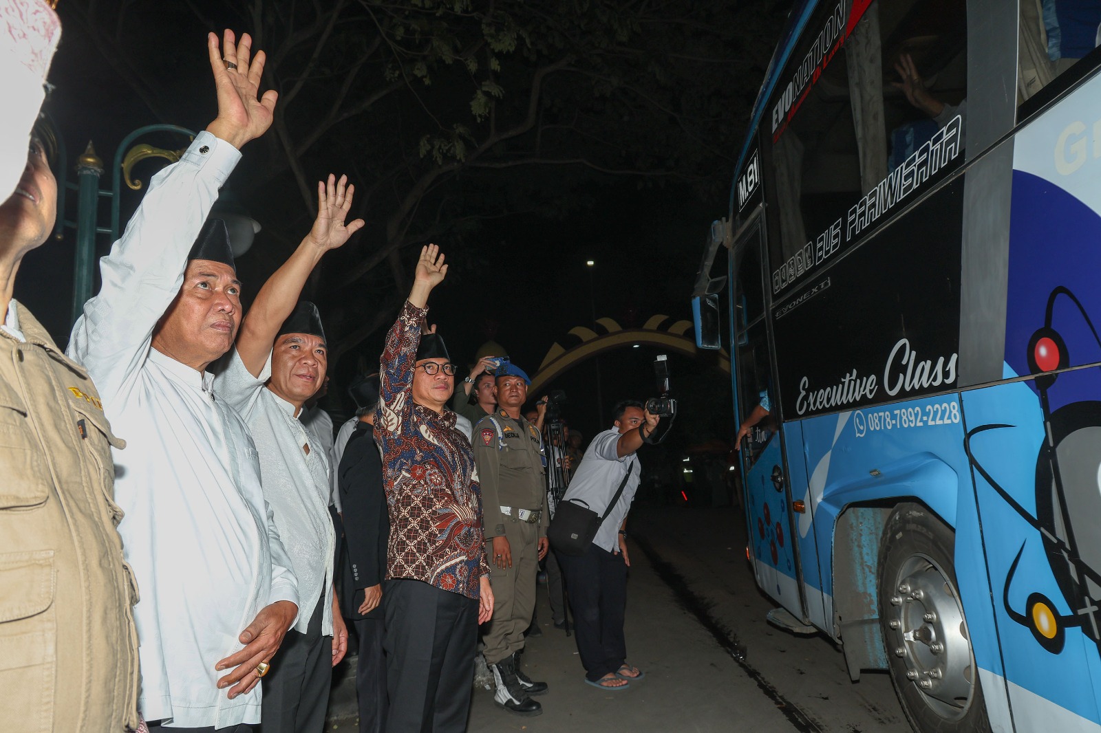 Al Muktabar saat melepas jamaah haji.