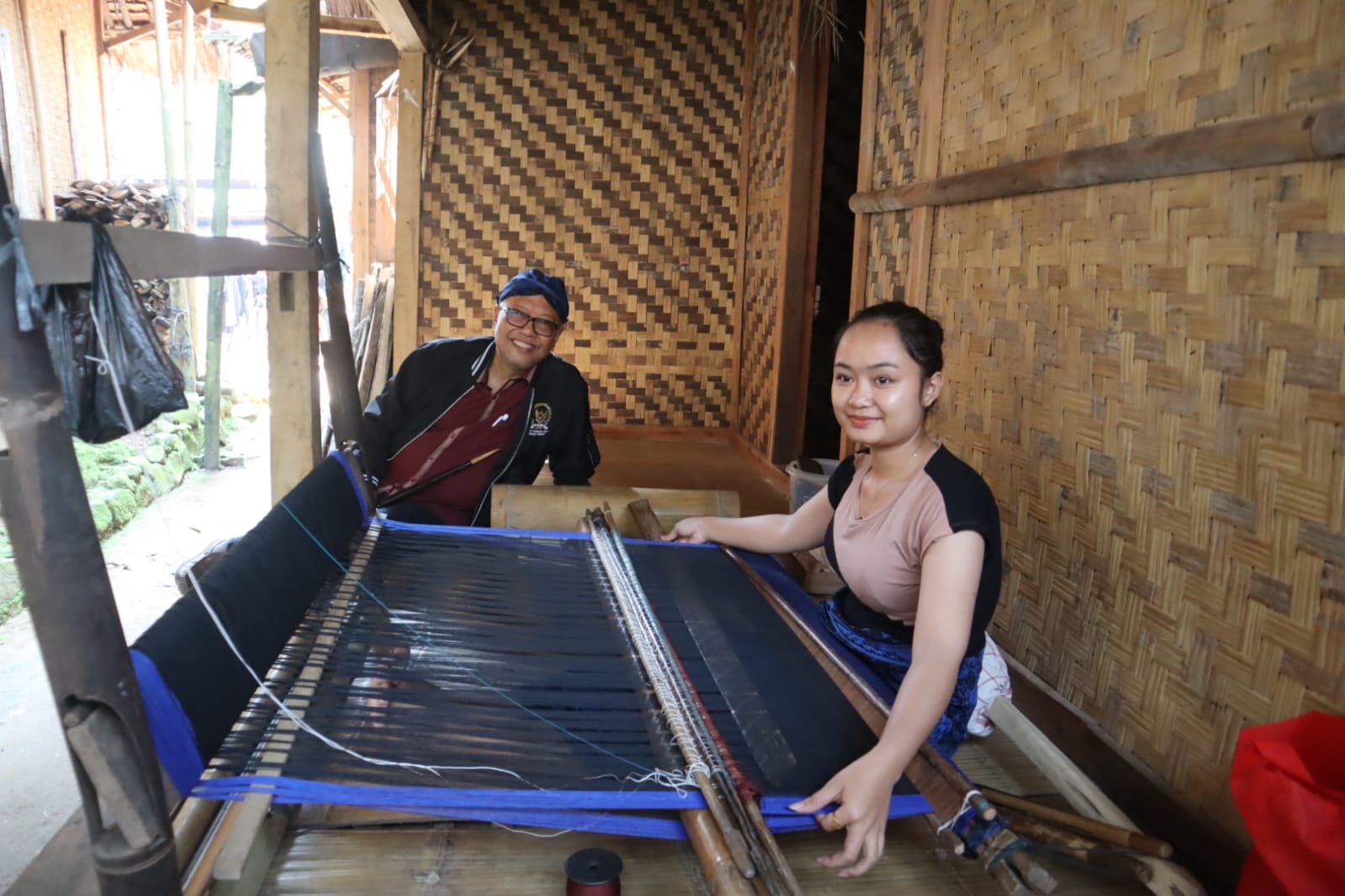 Ananta Wahana bersama pengrajin UMKM suku Baduy.