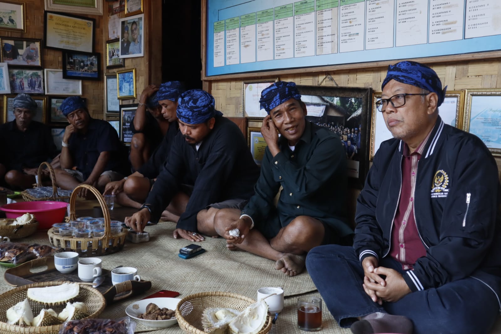 Ananta Wahana bersama pengrajin UMKM suku Baduy.