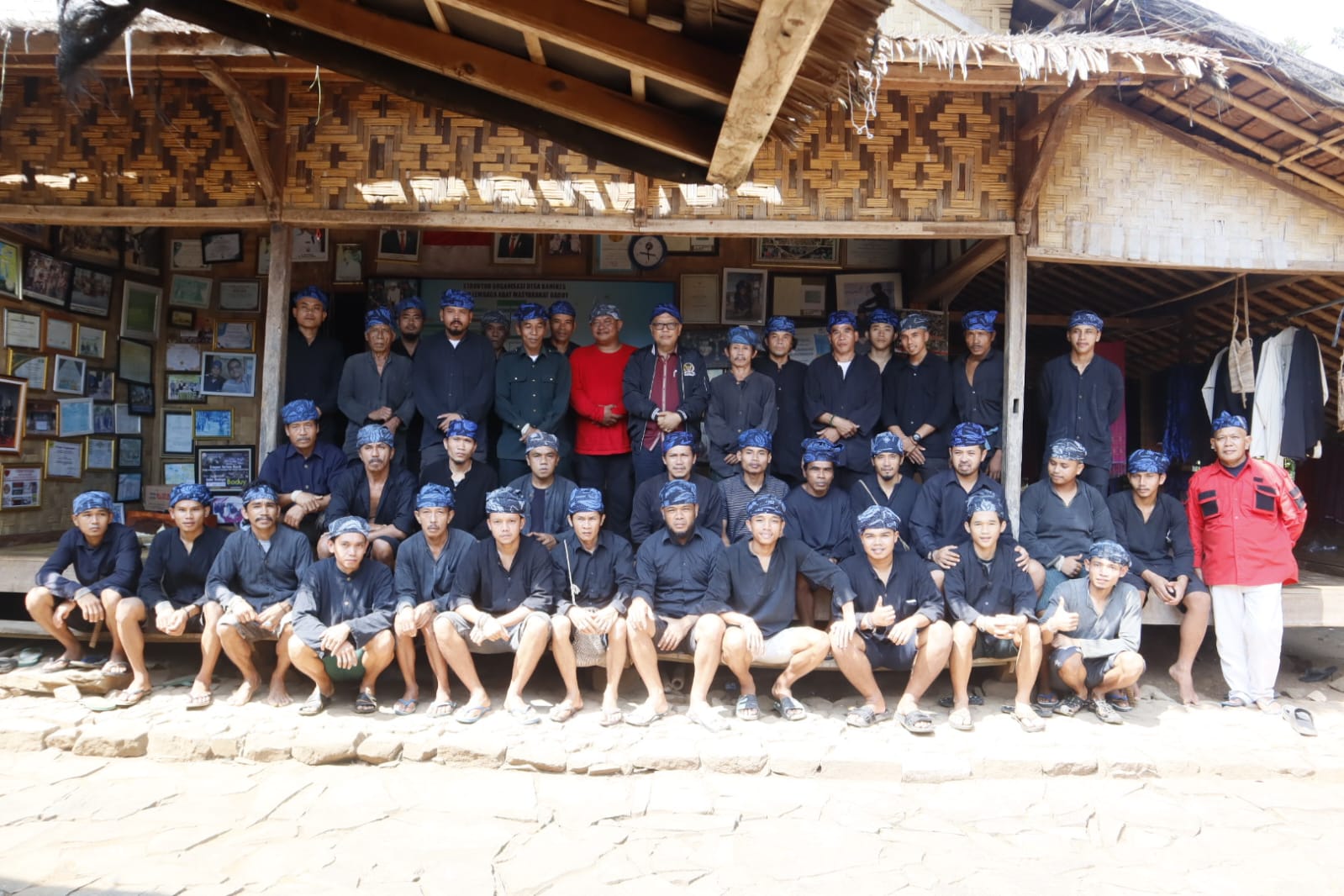 Ananta Wahana bersama keluarga suku Baduy.