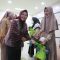 Plh Sekda Provinsi Banten Virgojanti saat bersama ibu-ibu dan anaknya.