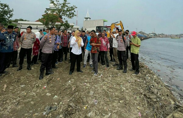 Bupati Irna saat meninjau Pantai Desa Teluk.