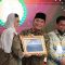 Ibu Sri Mulyani saat memberikan piagam penghargaan ke Al Muktabar.