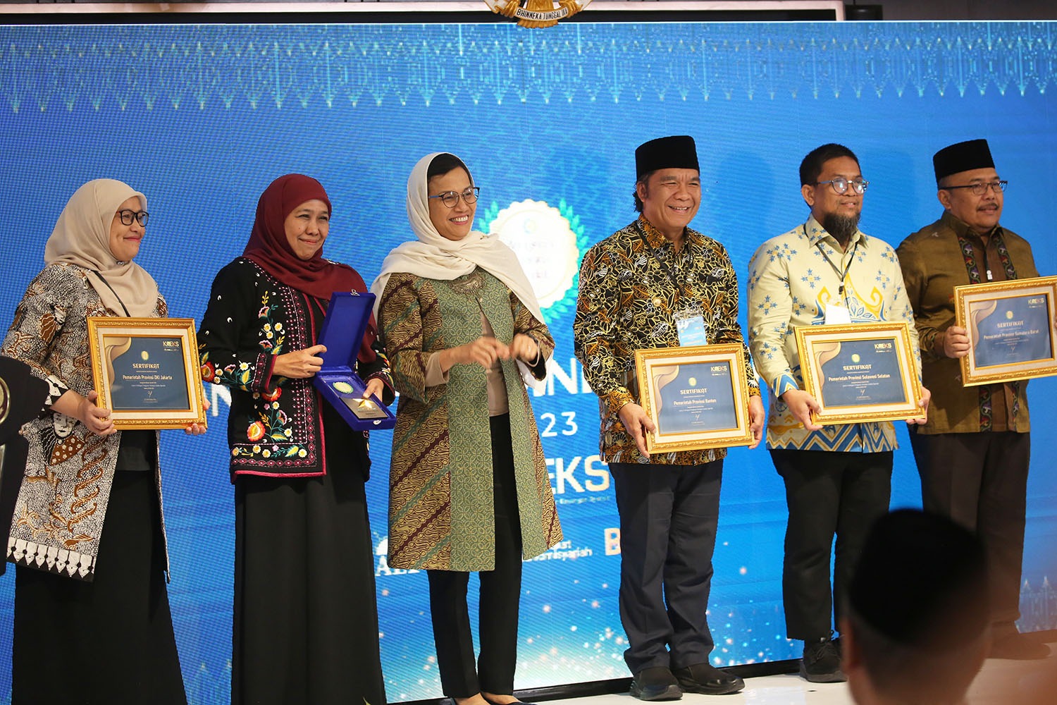 Ibu Sri Mulyani bersama kepala daerah yang mendapatkan piagam penghargaan Anugerah Adinata Syariah 2023.