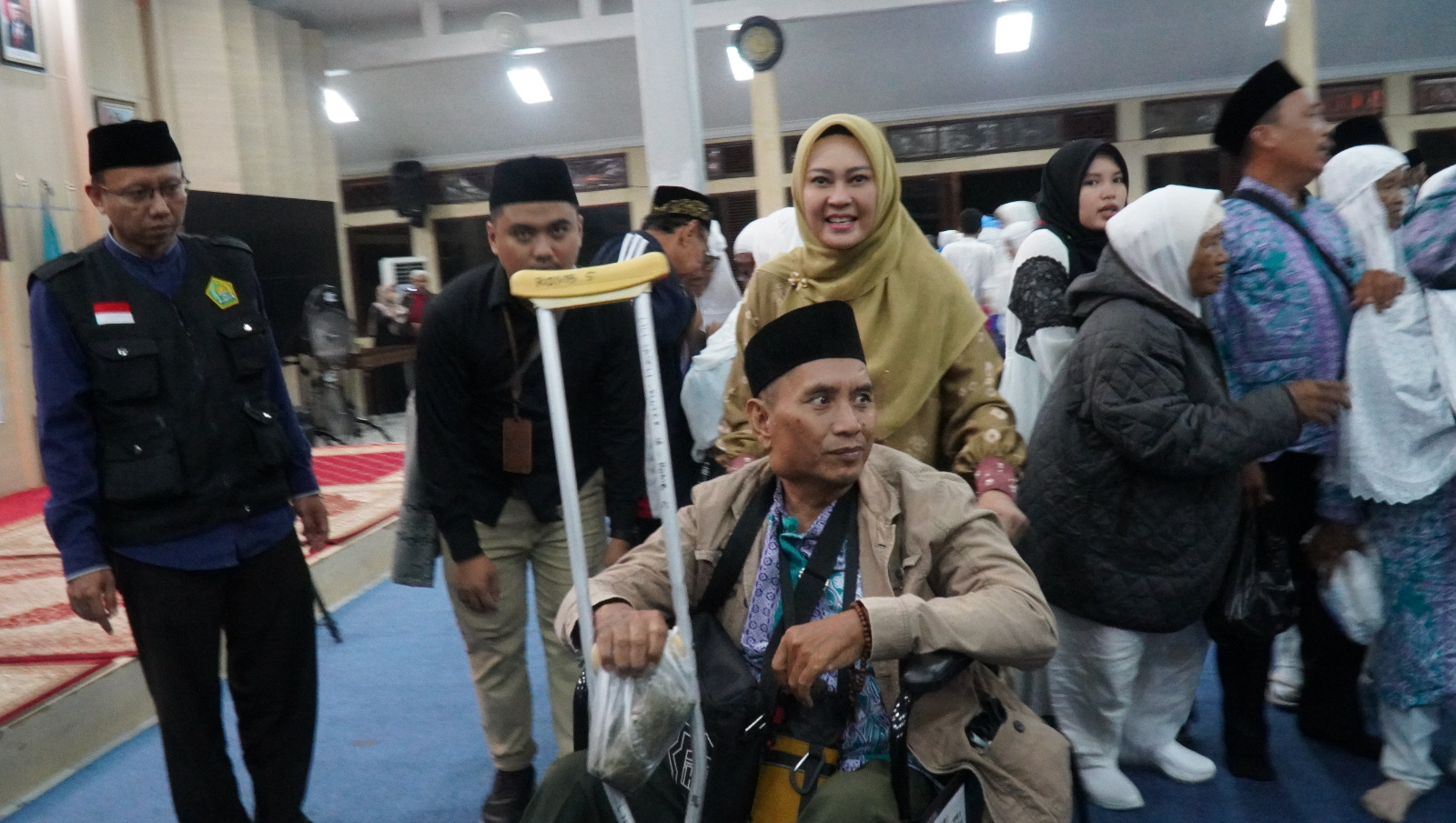 Bupati Pandeglang Irna Narulita saat membantu mengantar jemaah haji.