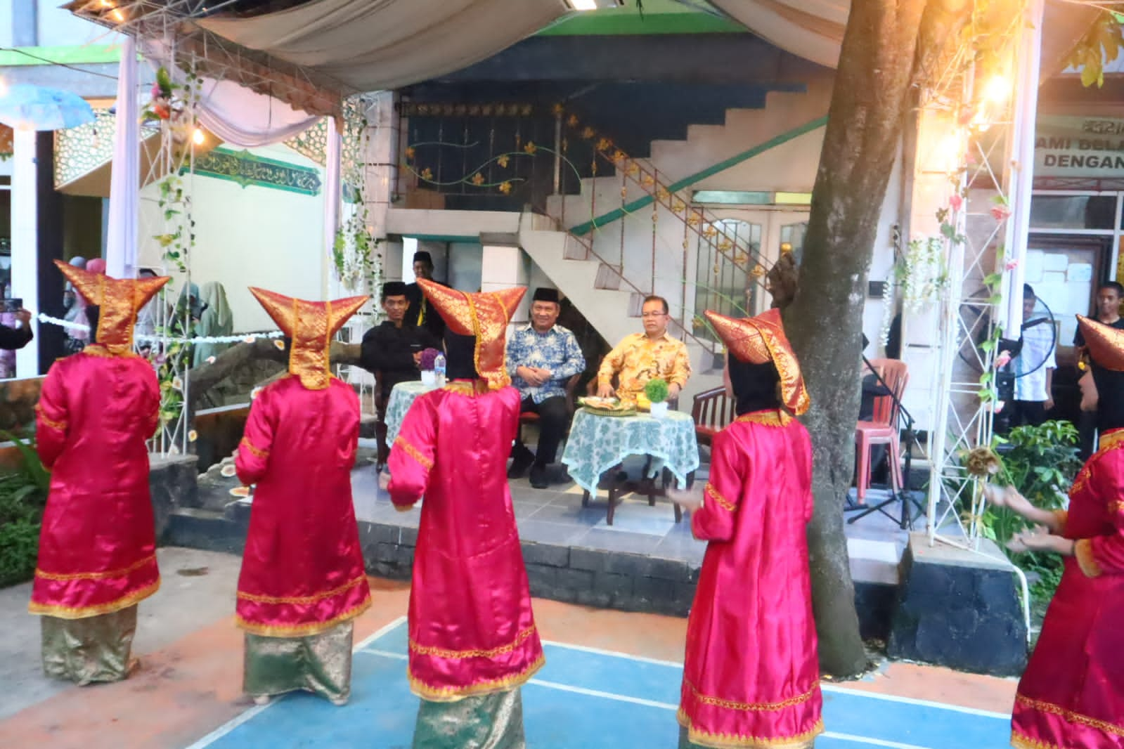 Penampilan tari budaya.