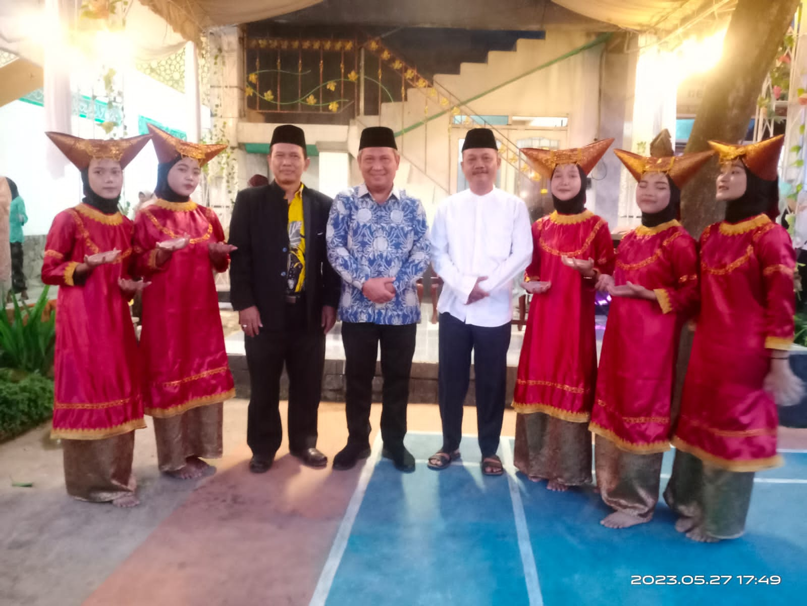 Dewan Muhammad Rizal bersama kepala sekolah dan anak murid.