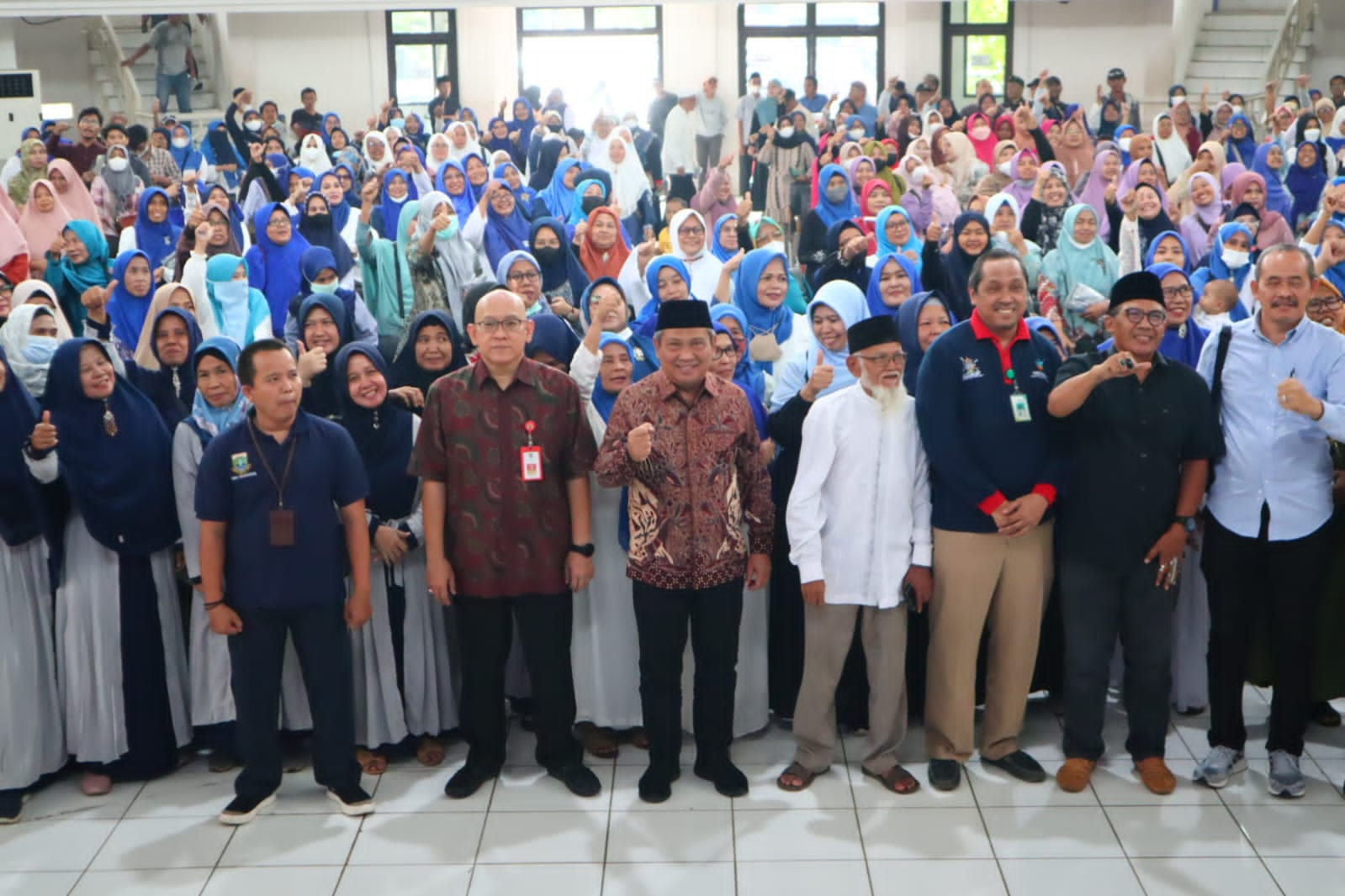 Dewan Muhammad Rizal dan narasumber saat foto bersama masyarakat.