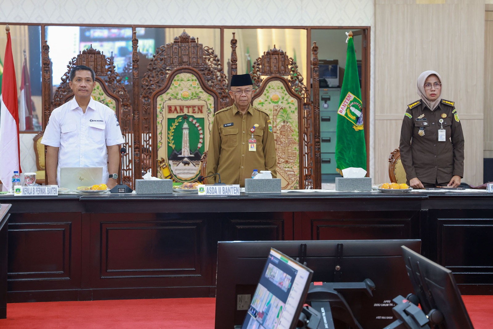 Asisten Perekonomian dan Pembangunan Sekretariat Daerah Provinsi Banten M Yusuf bersama pejabat lainnya.